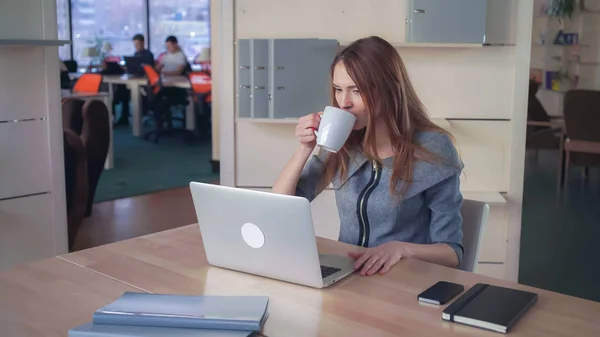 Vrouw In grijze jurk werken met Computer op kantoor. — Stockfoto