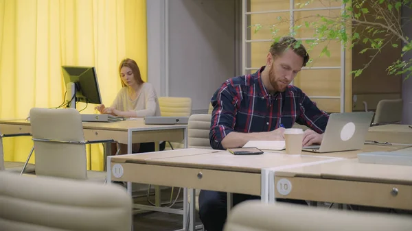 Люди на рабочем месте в красивом желто-зеленом офисе — стоковое фото