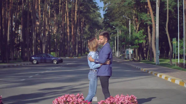 Pareja joven se reunió después de separarse al aire libre . —  Fotos de Stock