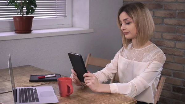 Vrouw hebben een gesprek door Tablet PC in het café — Stockfoto