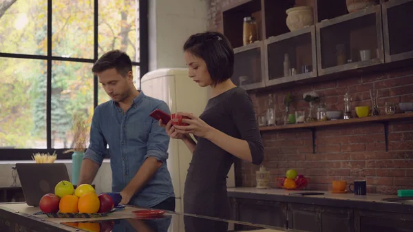 Dos personas sosteniendo tazas y usar aparatos en el interior . — Foto de Stock