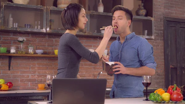 Occupé dame et le gars manger livraison de nourriture — Photo