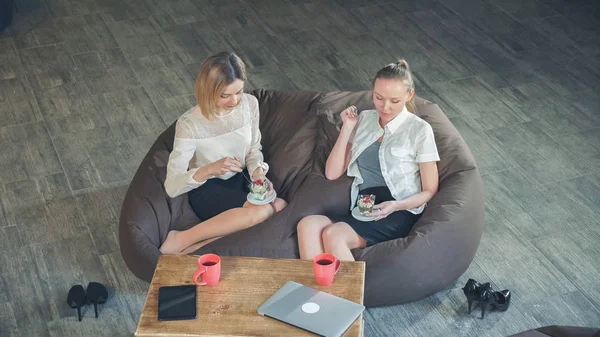 カフェでフルーツとおいしいデザートを食べる 2 人の女性の友人 — ストック写真