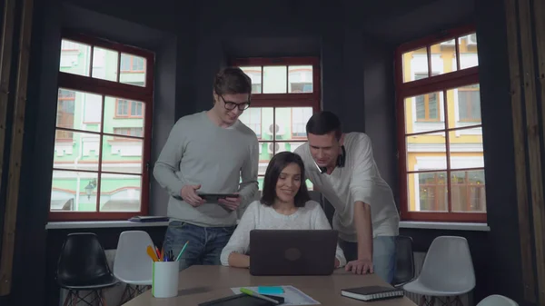 Los empleados felices disfrutan de un excelente trabajo — Foto de Stock