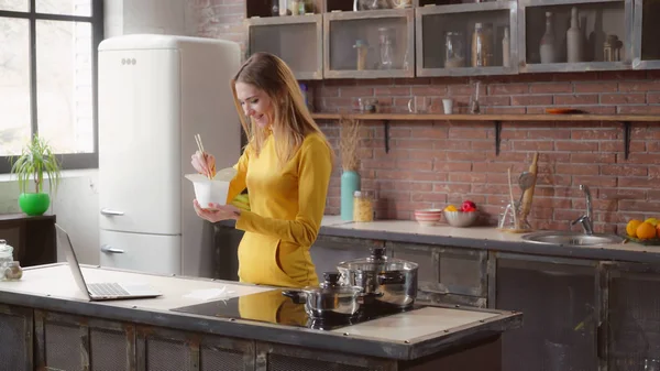 Lady genieten van Aziatisch keuken in flat. — Stockfoto