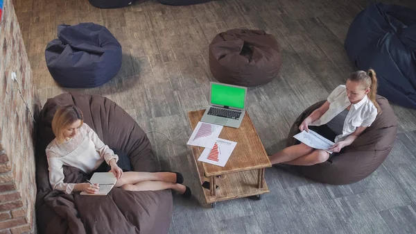 Reunión de negocios dos mujeres adultas — Foto de Stock