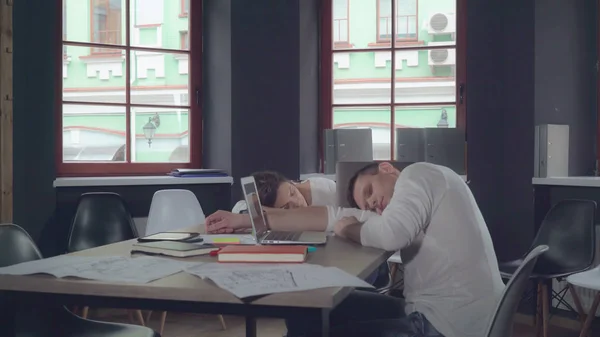 Colegas cansados se duermen en el trabajo . — Foto de Stock