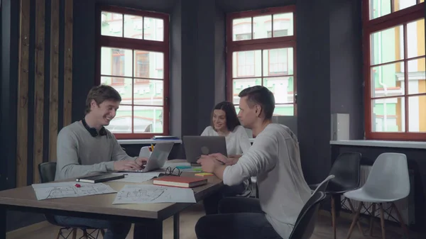 Compañeros sentados y hablando en la agencia de startups . — Foto de Stock