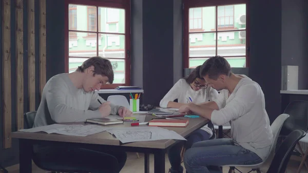 Atractiva empresaria y hombre de negocios escribiendo en el trabajo — Foto de Stock