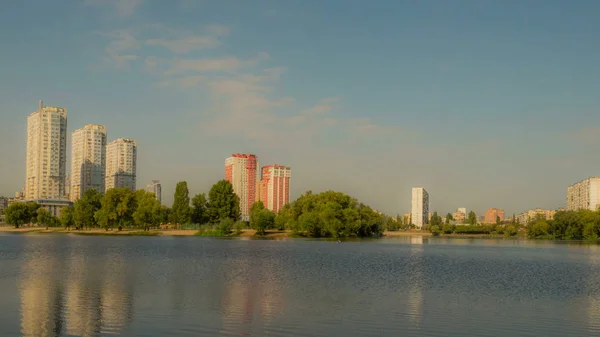 时间推移深秋的湖水，在夕阳的光线. — 图库照片