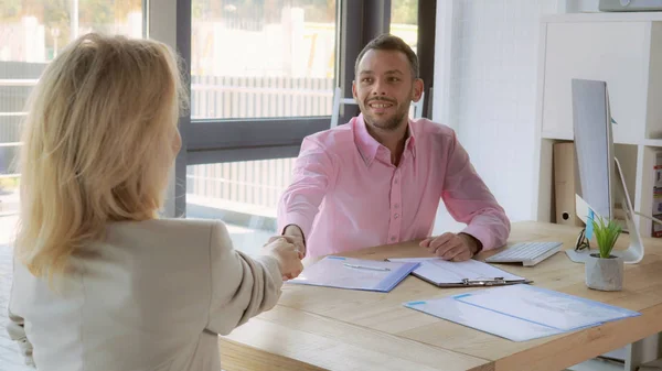 Mano temblorosa empleador y empleado — Foto de Stock