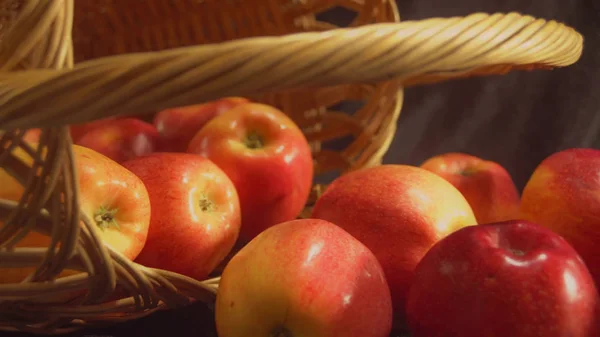 Le mele giacciono vicino al cestino . — Foto Stock