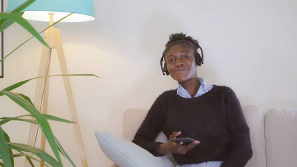 Mulher sorridente falando por smartphone em apartamento . — Fotografia de Stock