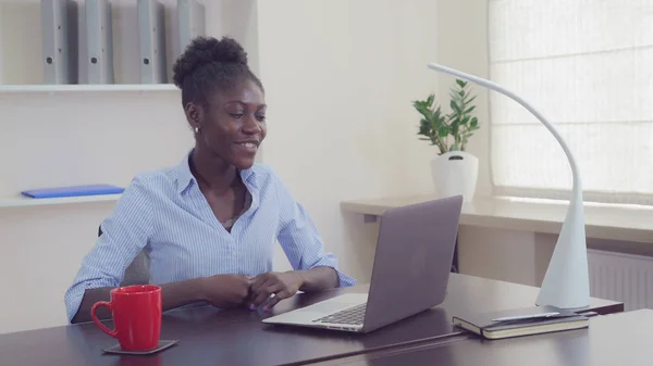 Manager talking with co worker chatting online. — Stock Photo, Image