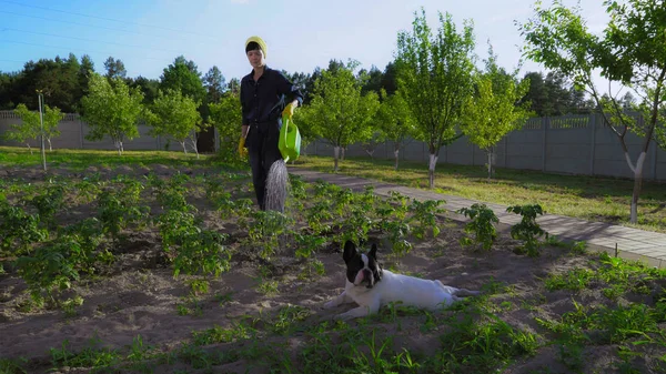 Mujer en jardinería uniforme en día soleado . — Foto de Stock