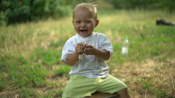Retrato bonito bebê jogar ao ar livre . — Fotografia de Stock