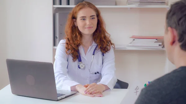 Consulta médica na clínica . — Fotografia de Stock