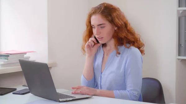 Vrouwelijke werk op pc in kantoor. — Stockfoto