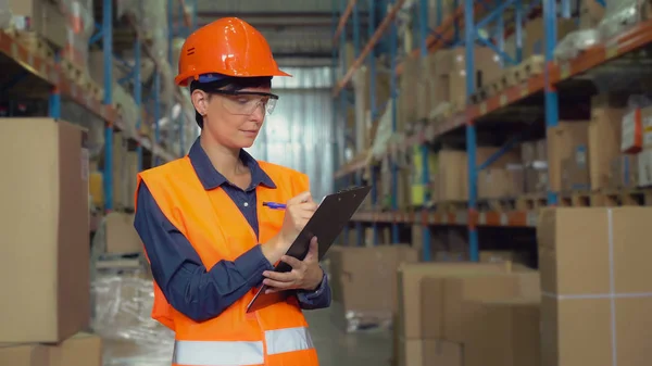 Portraitmitarbeiterin bei der Arbeit im Lager. — Stockfoto