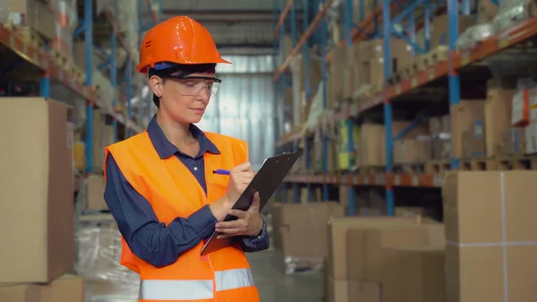 Feminino no trabalho em armazém . — Fotografia de Stock