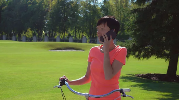 Mujer usando smartphone al aire libre . —  Fotos de Stock