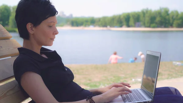 Dame benutzt PC an der frischen Luft. — Stockfoto
