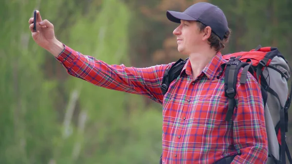 Smiling traveller in forest. — Stock Photo, Image