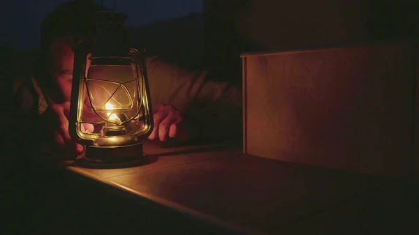 Maschio con lampada ad olio la sera . — Foto Stock