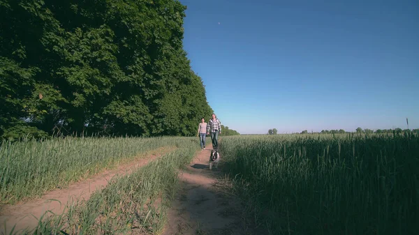 Pareja enamorada paseo con mascota al aire libre — Foto de Stock