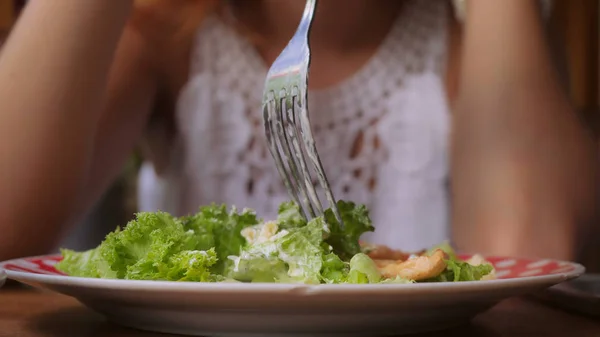 Invisible girl has lunch. — Stock Photo, Image