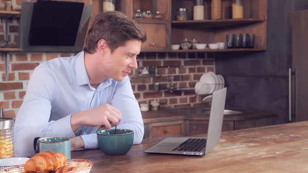 Estudiante hablando con su amigo y saborear cereal — Foto de Stock