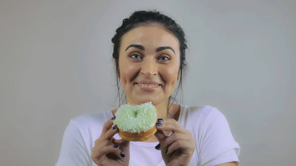 Веселая женщина с тортом — стоковое фото