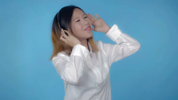 Bonito coreano feminino uso fone de ouvido — Fotografia de Stock