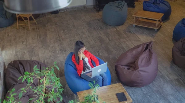 Aantrekkelijke vrouwelijke werkt met laptop heeft business gesprek. — Stockfoto