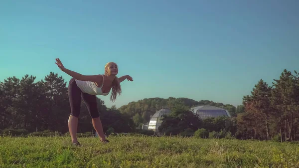 Réchauffement des femmes - muscles en plein air — Photo