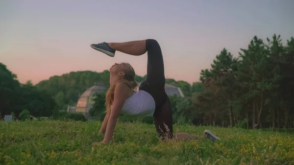 Señora adulta con cabello rubio entrena al aire libre . — Foto de Stock