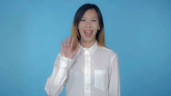 Bela coreano feminino mostra sinal oi — Fotografia de Stock