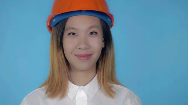 Bela coreano feliz mulher construtor — Fotografia de Stock