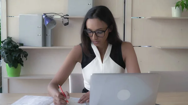 Volwassen vrouw werk met laptop zitten aan de balie. — Stockfoto