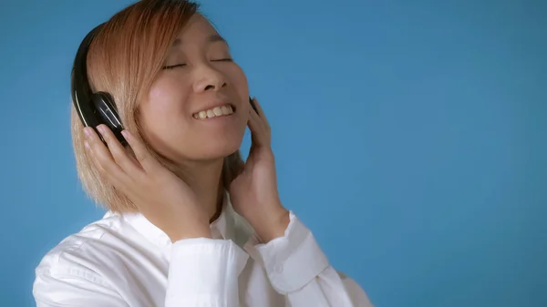 Happy girl listening music earphones — Stock Photo, Image