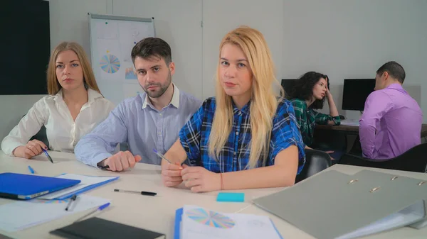 Mujeres y hombres en el trabajo forzado . — Foto de Stock