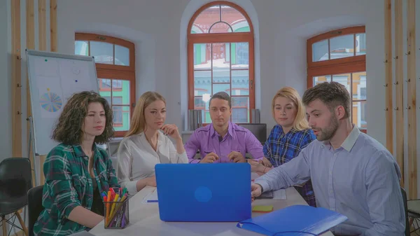 Medewerkers in het kantoor rond tafel zitten. — Stockfoto