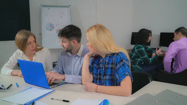 Vrolijke werkdag in startbedrijf. — Stockfoto