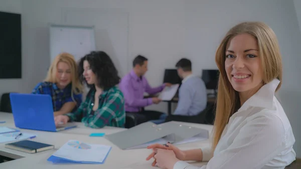 Bella bionda al lavoro . — Foto Stock