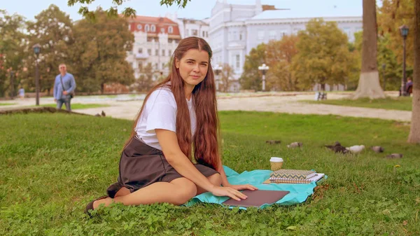 Menina atraente usando computador ao ar livre — Fotografia de Stock