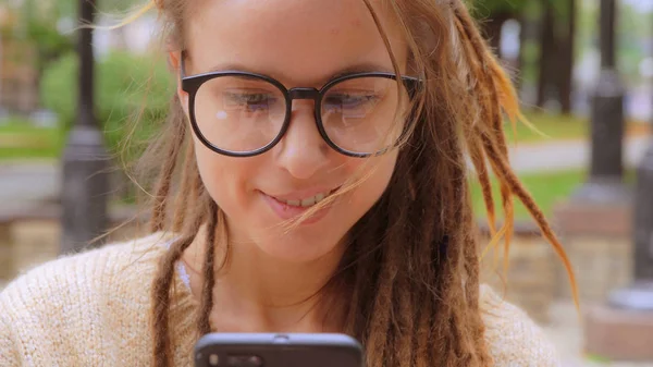 Portrét šťastná dívka použití mobilní — Stock fotografie