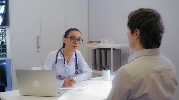 Terapeuta conversando com homem no hospital — Fotografia de Stock