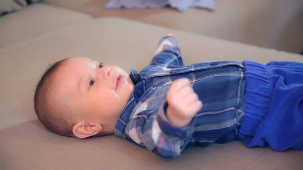 Little kid two month lying on the sofa. — Stock Photo, Image