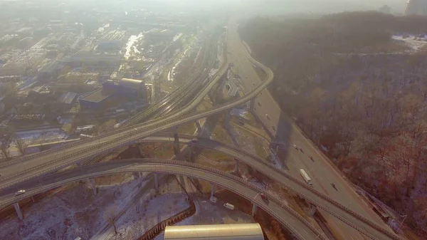 Intercâmbio de transporte rodoviário de imagens 4k perto da floresta de inverno . — Fotografia de Stock