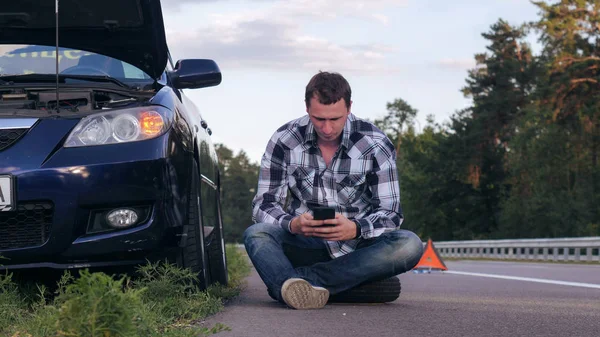 Pohledný muž pomocí mobilního telefonu po dopravní nehodě — Stock fotografie